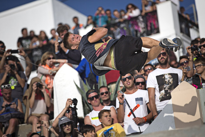 Ο Pasha Petkuns σ' ένα sideflip στον τελικό του Red Bull Art of Motion 2014
